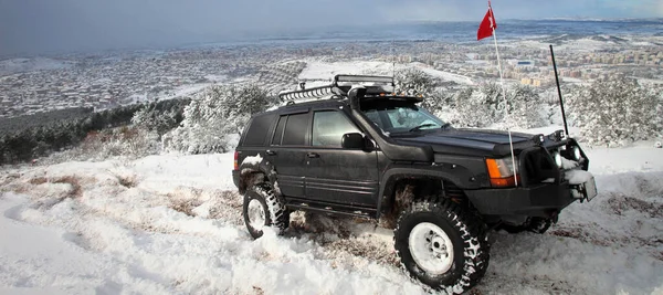 Een Suv 4X4 Auto Gaan Besneeuwde Weg Winterseizoen Zeer Koud — Stockfoto