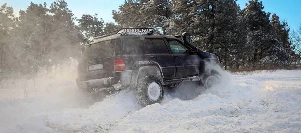 Bir SUV 4x4 aracı karlı yolda gidiyor, kış mevsimi, çok soğuk, İstanbul Türkiye, 1 Ocak 2016