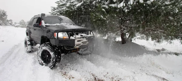 Ένα Suv 4X4 Αυτοκίνητα Πηγαίνουν Χιονισμένο Δρόμο Χειμερινή Περίοδο Πολύ — Φωτογραφία Αρχείου