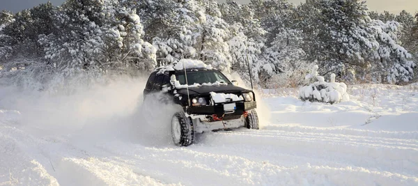 Jeden Suv 4X4 Jedzie Śnieżnej Drodze Sezon Zimowy Bardzo Zimno — Zdjęcie stockowe