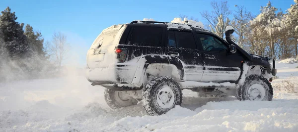 Bir SUV 4x4 aracı karlı yolda gidiyor, kış mevsimi, çok soğuk, İstanbul Türkiye, 1 Ocak 2016