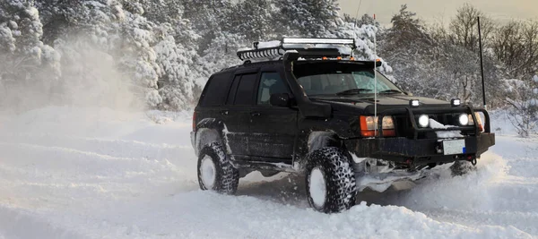 Ένα Suv 4X4 Αυτοκίνητα Πηγαίνουν Χιονισμένο Δρόμο Χειμερινή Περίοδο Πολύ — Φωτογραφία Αρχείου