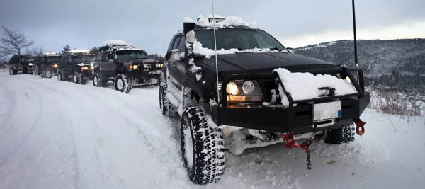 Ένα Suv 4X4 Αυτοκίνητα Πηγαίνουν Χιονισμένο Δρόμο Χειμερινή Περίοδο Πολύ — Φωτογραφία Αρχείου