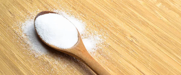 竹子切菜板上木勺烹调时使用的食盐 — 图库照片