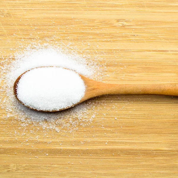 Sucre Granulé Blanc Dans Une Cuillère Bois Sur Une Planche — Photo