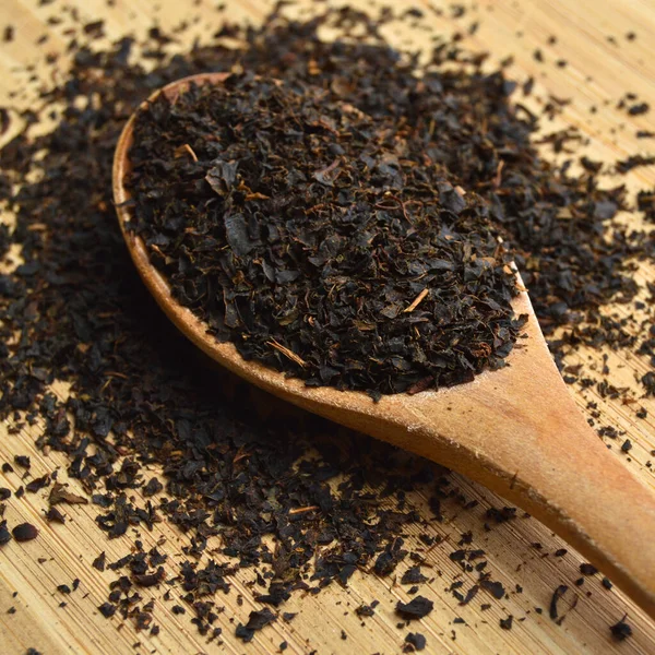 Naturalne Suche Czarne Liście Herbaty Turecka Herbata Bergamotem Drewnianej Łyżeczce — Zdjęcie stockowe