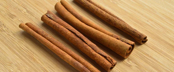 Dried Long Brown Cinnamon Sticks Aromatic Spice Wooden Background — Stock Photo, Image