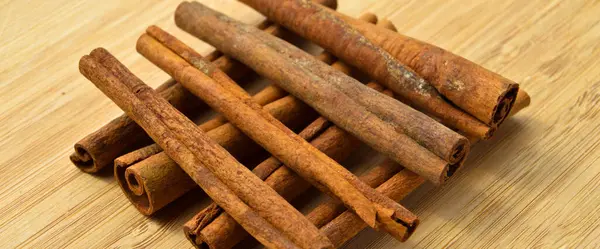 Dried Long Brown Cinnamon Sticks Aromatic Spice Wooden Background — Stock Photo, Image