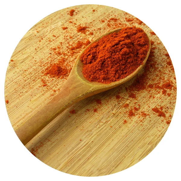 Gedroogde Aromatische Rode Peper Houten Lepel Bamboe Snijplank — Stockfoto