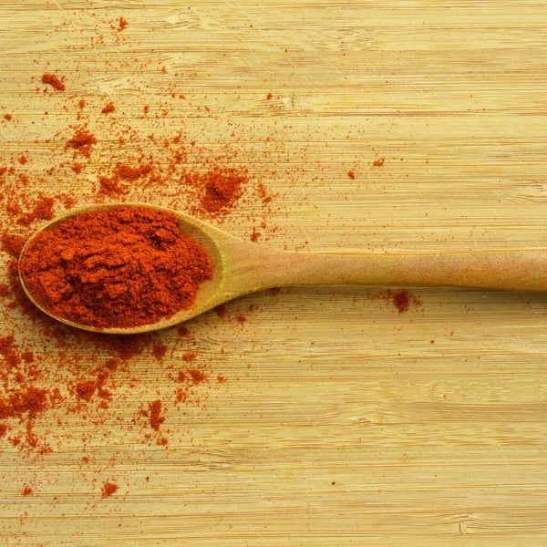 Getrocknete Aromatische Paprika Holzlöffel Auf Bambus Schneidebrett — Stockfoto