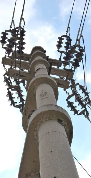 Högspänningsledningar Detalj Över Ren Blå Himmel Högspänning Elektrisk Betong Pelare — Stockfoto