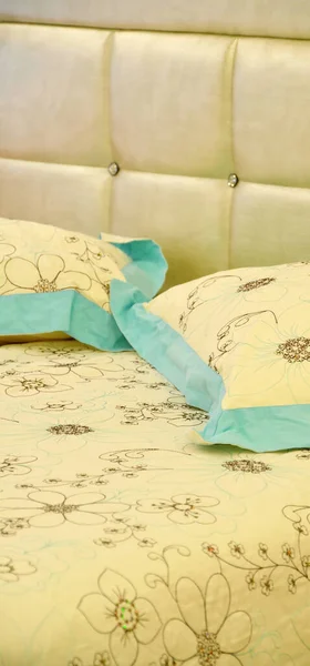 Confortável Moderno Elegante Procura Travesseiros Bege Luxo Cama — Fotografia de Stock