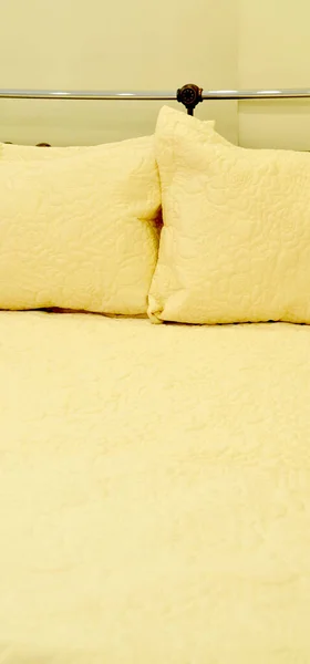 豪華なベージュの枕とベッドを探して快適でモダンなスタイリッシュな — ストック写真