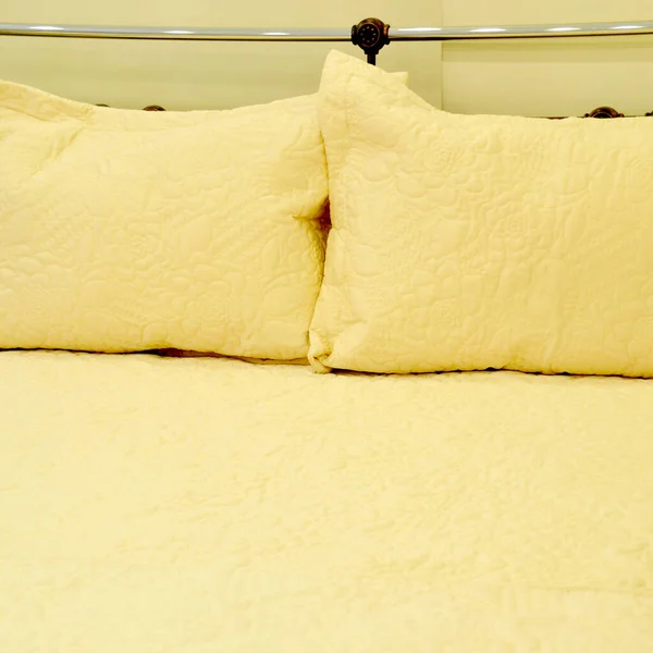 Cómodo Moderno Elegante Busca Almohadas Beige Lujo Cama — Foto de Stock