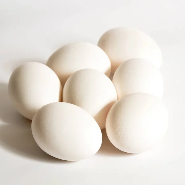Huevos Pollo Crudos Blancos Orgánicos Frescos Aislados Sobre Fondo Blanco — Foto de Stock