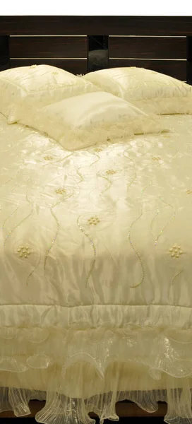 Rahat Modern Şık Lüks Bej Yastıklar Yatak Arıyor — Stok fotoğraf