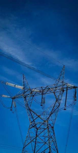 Yüksek Voltajlı Elektrik Kabloları Temiz Mavi Bir Gökyüzü Yüksek Voltajlı — Stok fotoğraf