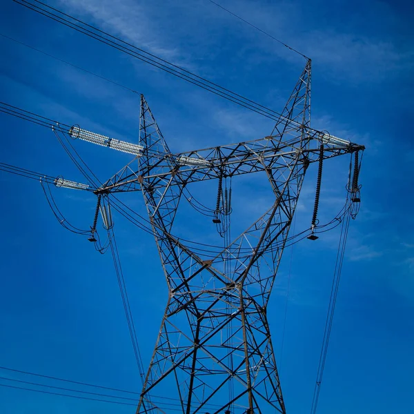 Yüksek Voltajlı Elektrik Kabloları Temiz Mavi Bir Gökyüzü Yüksek Voltajlı — Stok fotoğraf