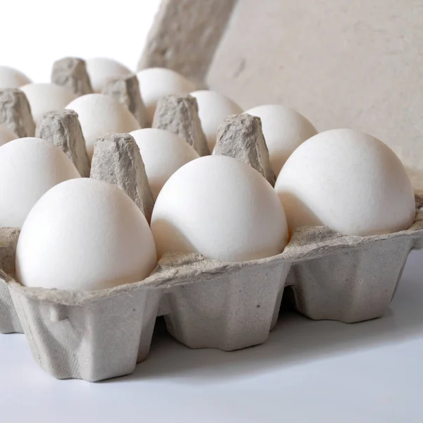 Verse Biologische Witte Eieren Een Kartonnen Doos Geïsoleerd Witte Achtergrond — Stockfoto