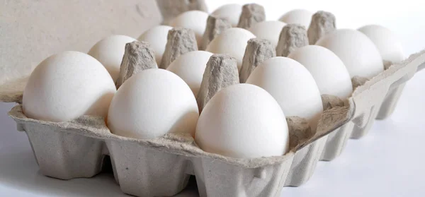 Ovos Brancos Orgânicos Frescos Numa Embalagem Cartão Isolados Sobre Fundo — Fotografia de Stock