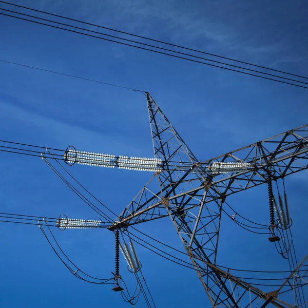 Yüksek Voltajlı Elektrik Kabloları Temiz Mavi Bir Gökyüzü Yüksek Voltajlı — Stok fotoğraf