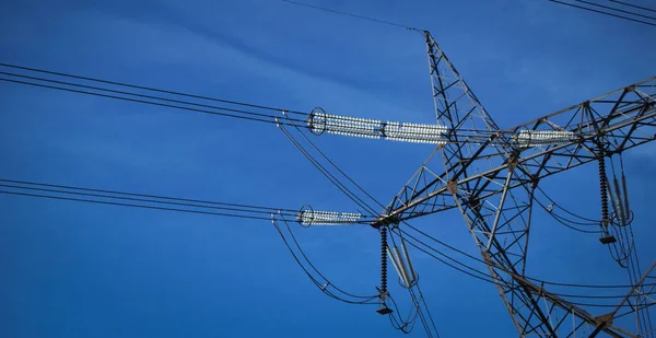 Yüksek Voltajlı Elektrik Kabloları Temiz Mavi Bir Gökyüzü Yüksek Voltajlı — Stok fotoğraf