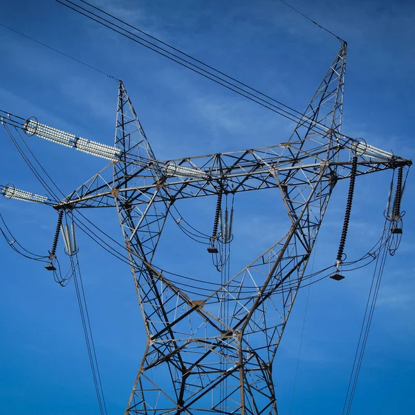 Detalle Cables Eléctricos Alto Voltaje Sobre Cielo Azul Limpio Pilar — Foto de Stock