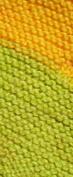 ウールで作られたパターン生地 手作りニット生地緑と黄色のウールの背景テクスチャ — ストック写真