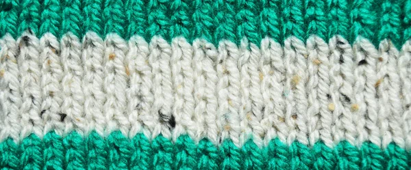 ウールで作られたパターン生地 手作りニット生地緑と白のウールの背景テクスチャ — ストック写真