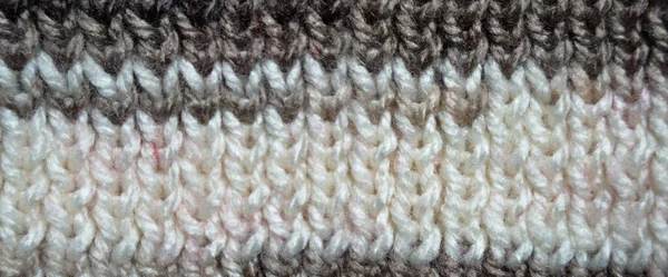 ウールで作られたパターン生地 手編みの生地白とグレーのウールの背景テクスチャ — ストック写真