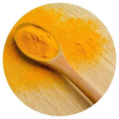 Bambu ahşap arka planda ahşap kaşıkta taze zerdeçal tozu.