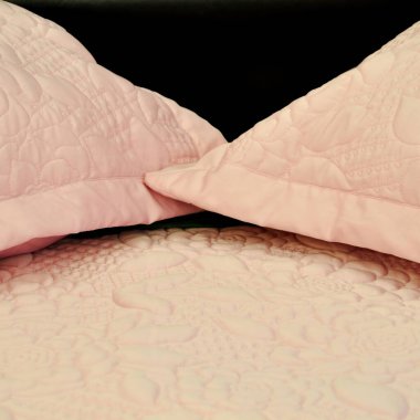 Rahat, modern ve şık. Lüks pembe yastıklar ve yatak arıyor.