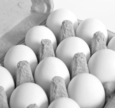 Bambu kesme tahtasında taze organik çiğ tavuk yumurtası.