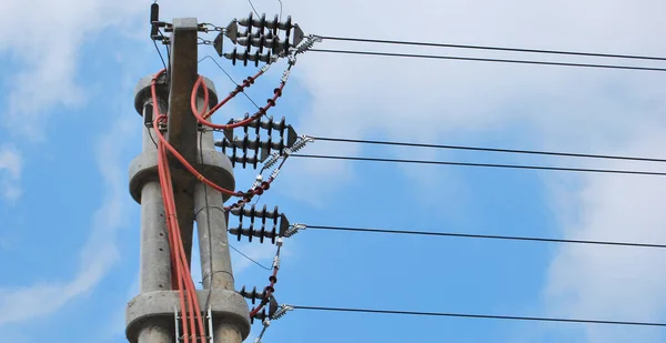 Detalle Cables Eléctricos Alto Voltaje Sobre Cielo Azul Limpio Pilar — Foto de Stock