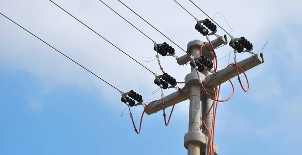 Högspänningsledningar Detalj Över Ren Blå Himmel Högspänning Elektrisk Betong Pelare — Stockfoto