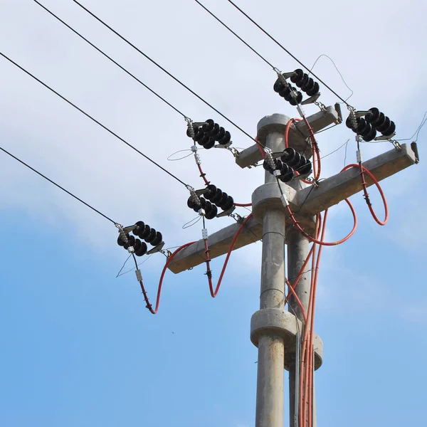 きれいな青空 高電圧電気コンクリート柱の上に高電圧電気ケーブルの詳細 — ストック写真