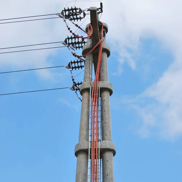 Högspänningsledningar Detalj Över Ren Blå Himmel Högspänning Elektrisk Betong Pelare — Stockfoto