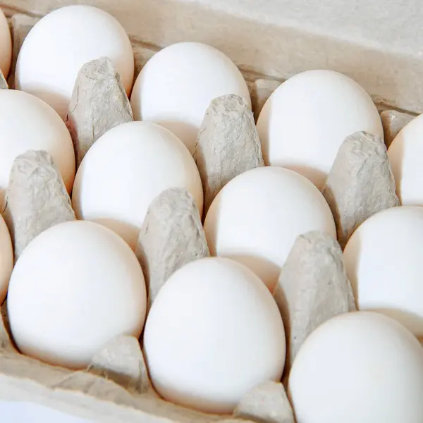 Verse Biologische Witte Eieren Een Kartonnen Doos Beschermd Papieren Grijze — Stockfoto