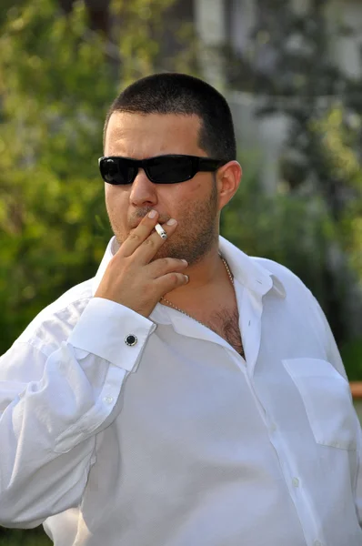 Homem fumando cigarro — Fotografia de Stock