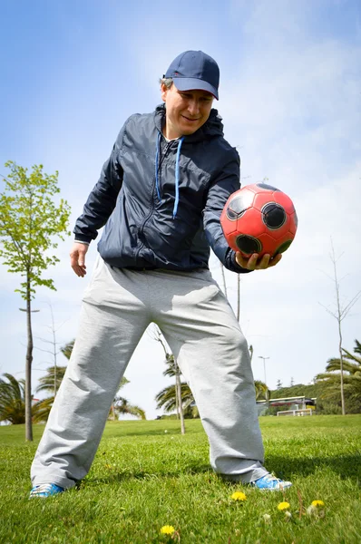 Muž s fotbal — Stock fotografie