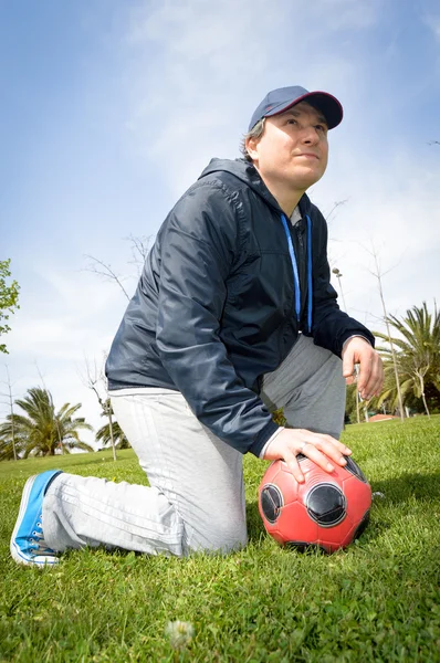 Muž s fotbal — Stock fotografie