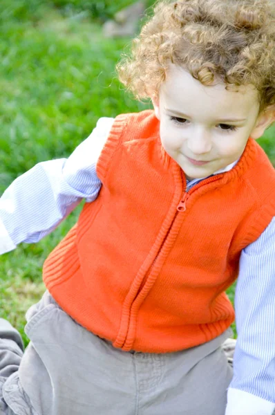 Niño jugando en la hierba — Foto de Stock