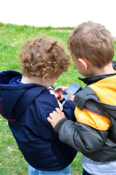 2 つのかわいい子供たち — ストック写真