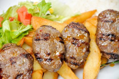 Pişmiş et, ızgara köfte