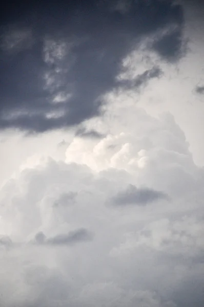 Nuvens sombrias — Fotografia de Stock