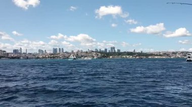 İstanbul Boğazı Güneşli Bir Gün 'de Gemilerle Geçerken, İstanbul Boğazı' nın güneşli hava koşullarında gemilerin geçtiği güzel gündüz manzarası
