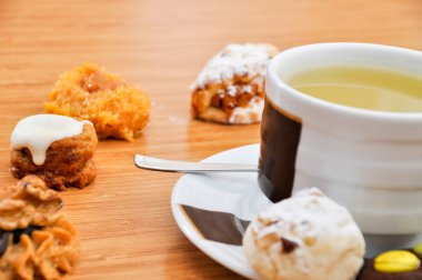 bitkisel çay ve kurabiye