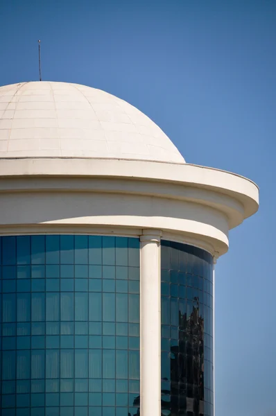 Business center och blå himmel — Stockfoto