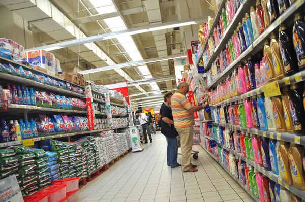 Carrefour Istanbul, schoonmakers sectie — Stockfoto
