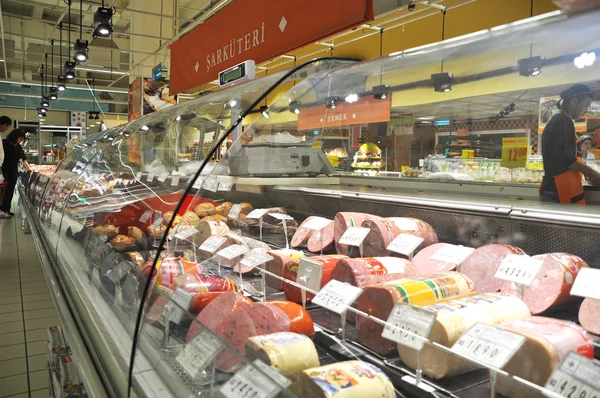 Carrefour Istanbul, section charcuterie — Photo